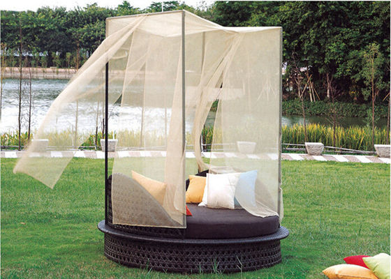 สูงที่ปกคลุมหวาย PE เตียงอาบแดดเฟอร์นิเจอร์สวนกลางแจ้งด้วยเฉดสีตาข่าย